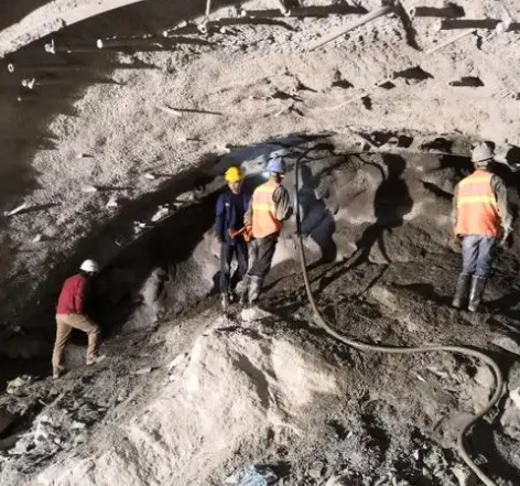 百色隧道拱顶带模注浆料，微膨胀注浆料的特点及施工工艺